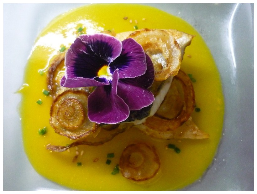 A Tu Gusto en Valencia Dentón con crema de zanahoria y tempura de verdura